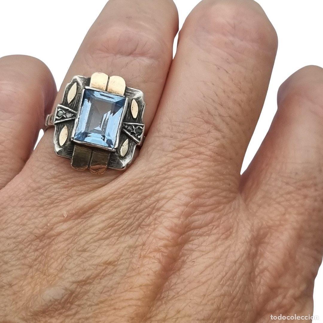Joyeria: Anillo Art D&eacute;co catal&aacute;n plata y vistas de oro con cristal azul aguamarina, circa 1930
