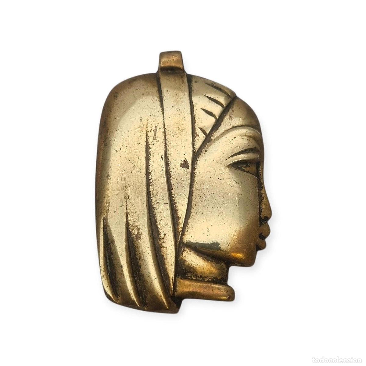 Joyeria: Gran colgante escult&oacute;rico de bronce con cabeza femenina estilizada, circa 1980-1990