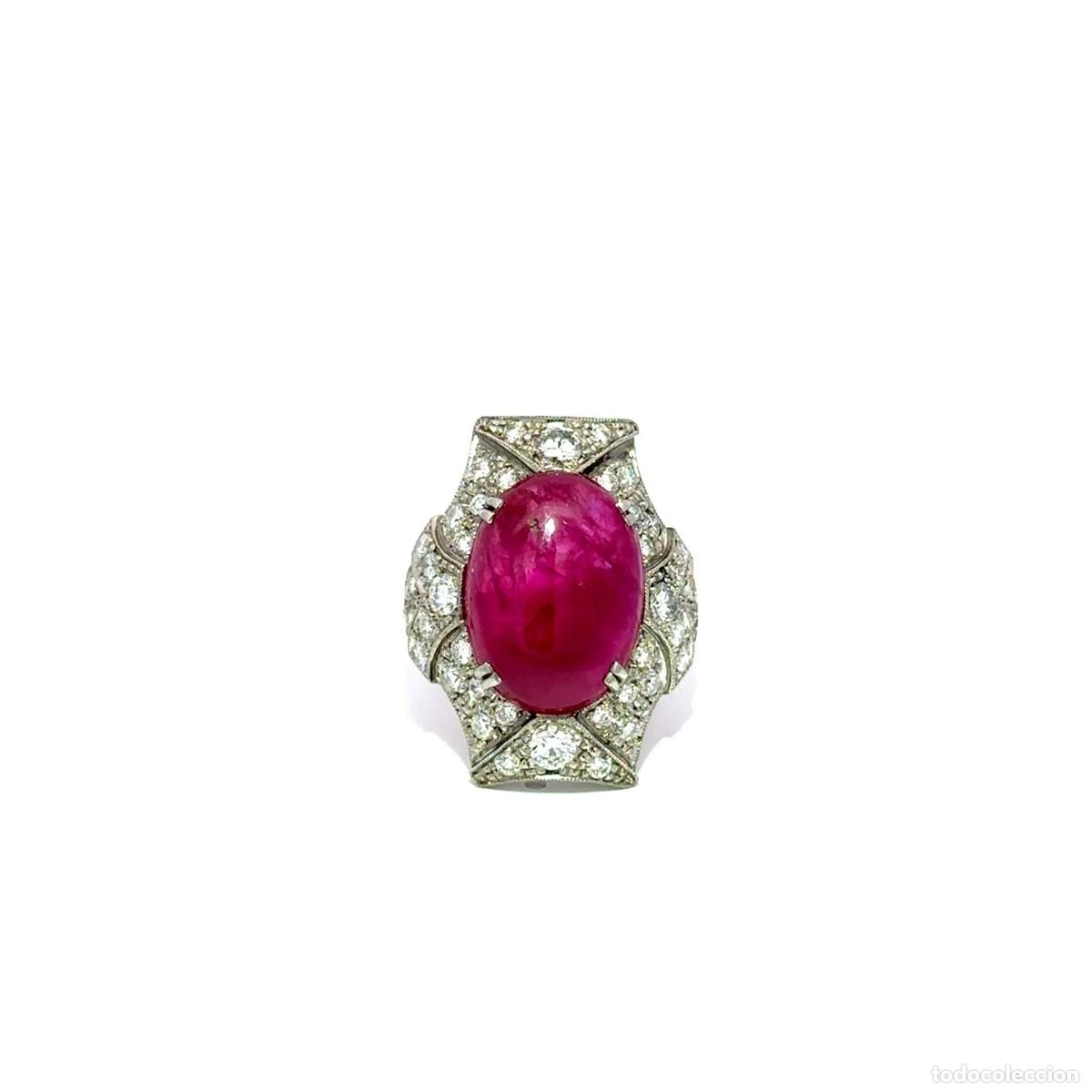 Joyeria: &ldquo;Majestad Escarlata&rdquo; Anillo en Platino con Rubi y Diamantes estilo Art Deco
