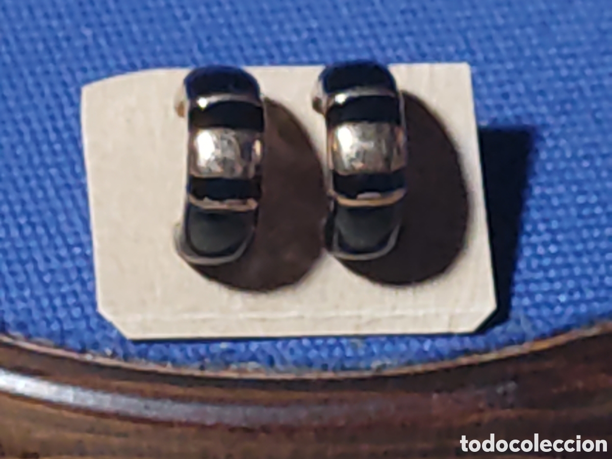 Joyeria: Pendientes aros con dorado y esmalte negro.A&ntilde;os 60.