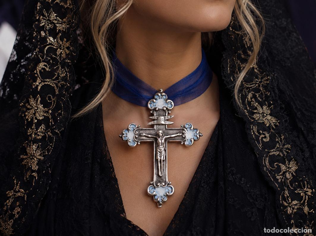 Joaillerie: RAMON SUNYER &middot; IMPRESIONANTE JOYA COLGANTE DE 8.2 CM: CRUZ CRUCIFIJO FIRMADO Y GRAN ESTUCHE CAPILLA