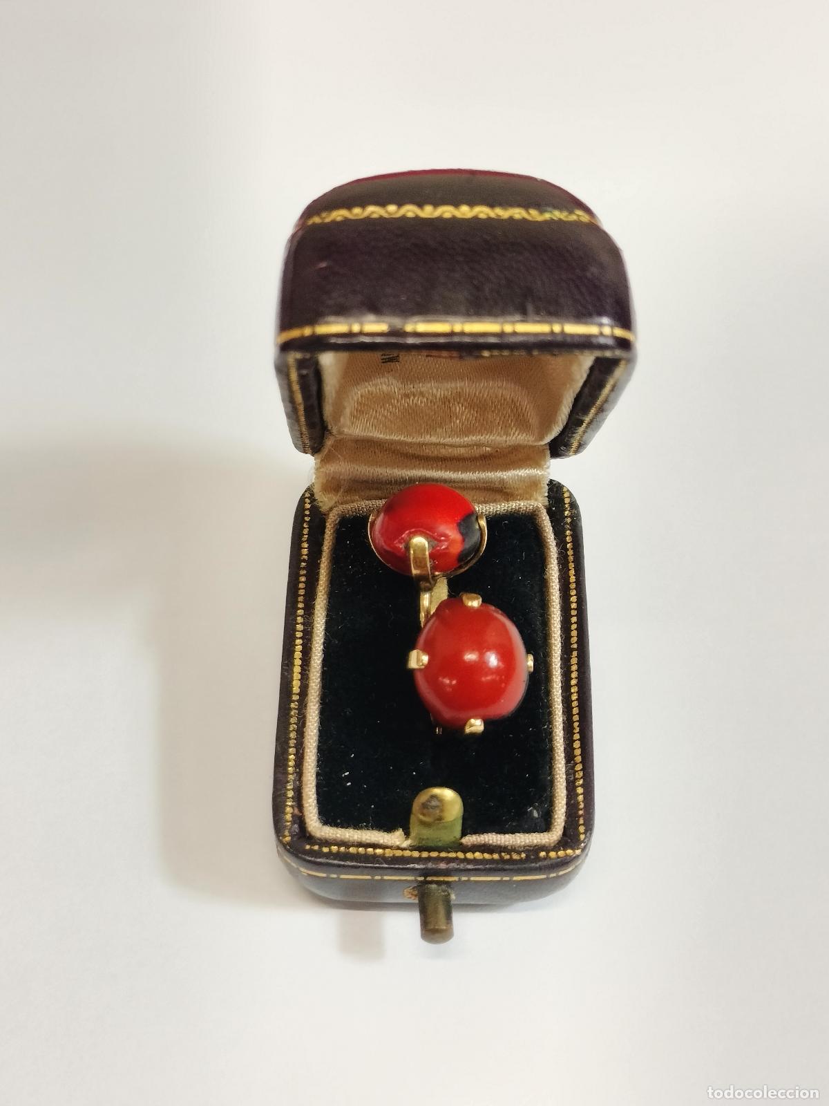 Joyeria: PAREJA DE PENDIENTES. BASE EN ORO Y PIEDRA DE GRANATE. CON ESTUCHE. SIGLO XX.
