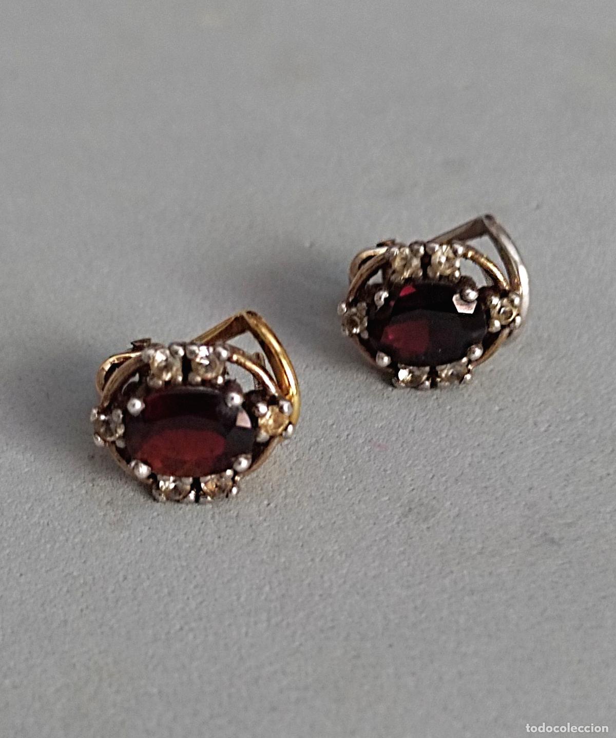 Joyeria: Pendientes de plata de ley contrastada, con piedra roja y circonitas. Cierre de pala.