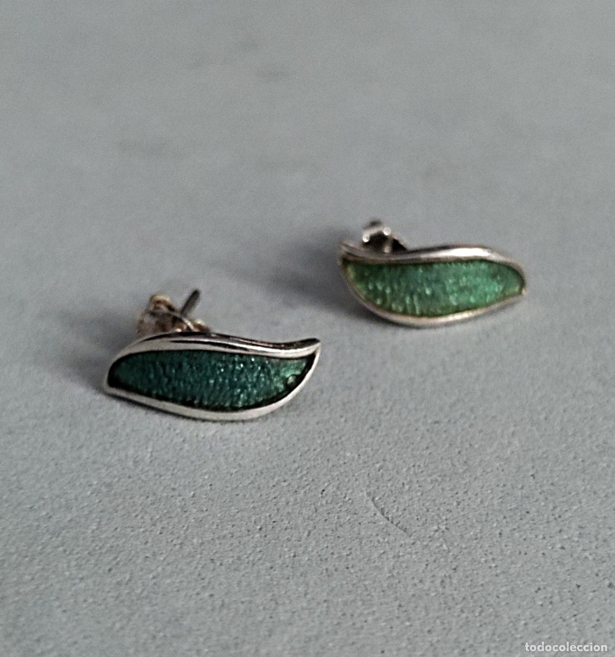 Joyeria: Pendientes de plata de ley contrastada y esmalte verde. Cierre de presi&oacute;n.