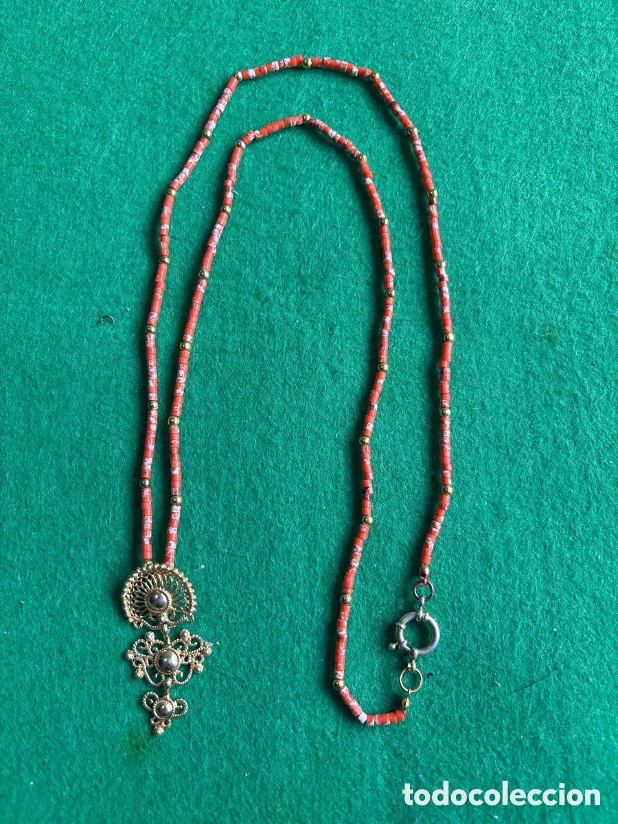 Joyeria: Sapo Gallego, ra&iacute;&ntilde;a, collar regional de plata dorada y coral