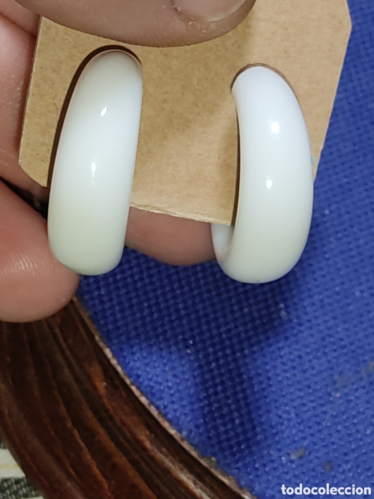Joyeria: Pendientes aros vintage de resina o pasta blanca.