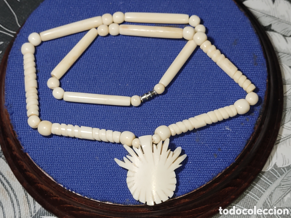 Joyeria: Collar de hueso con colgante.A&ntilde;os 70.