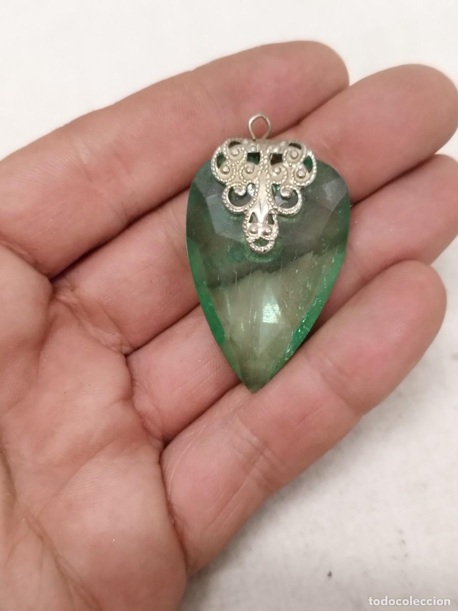 Joyeria: Antiguo colgante en forma de l&aacute;grima, con adorno tipo filigrana. Pasta, color verde traslucido.