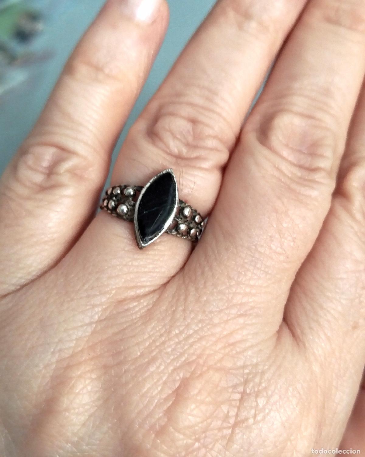 Joyeria: Antiguo anillo de plata de ley con piedra o esmalte negra.