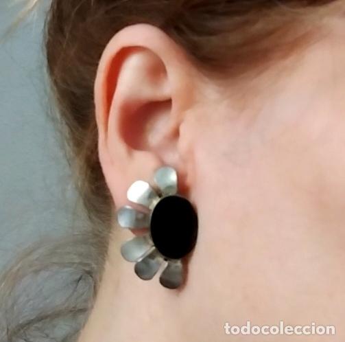 Joyeria: Antiguos pendientes plateados con piedra o similar negra., cierre de clip.