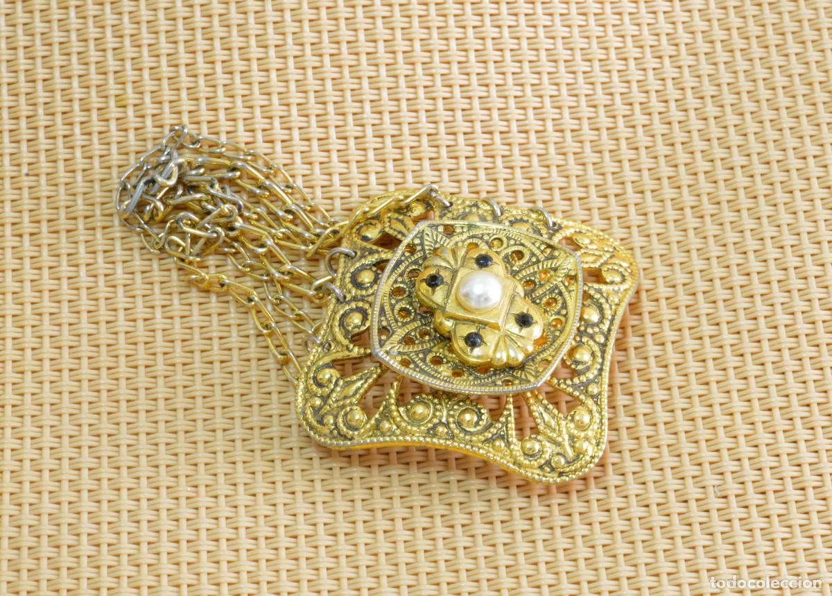 Joyeria: Broche estilo victoriano filigrana dorada con una perla central de bisuter&iacute;a