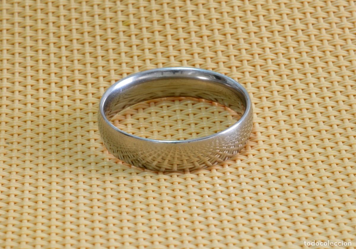 Joyeria: Este anillo alianza gruesa cl&aacute;sica en acero, acabado pulido