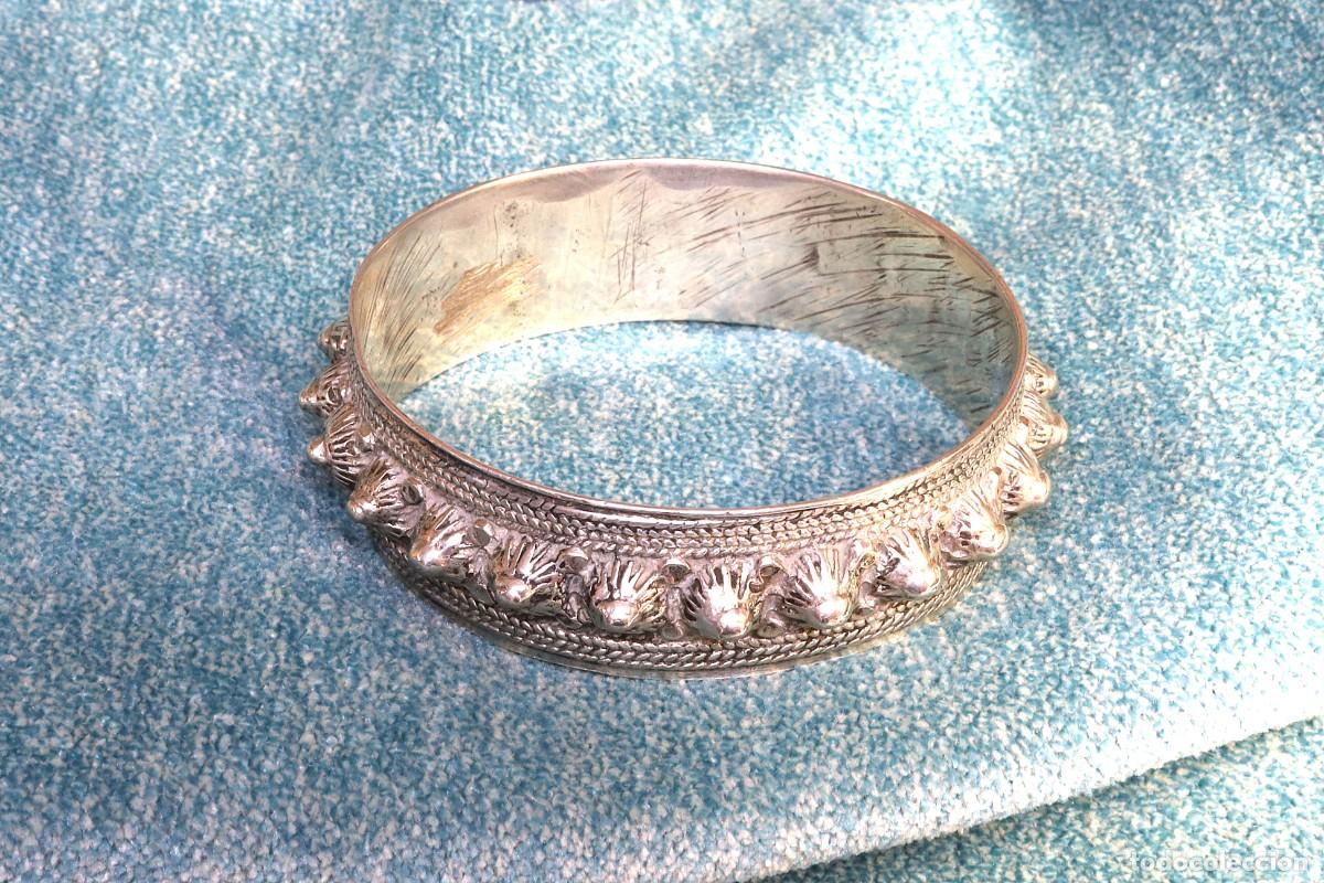 Joyeria: Pulsera de la India. Brazalete. Lat&oacute;n plateado. Indian bracelet. Bangle. Silver-plated brass.