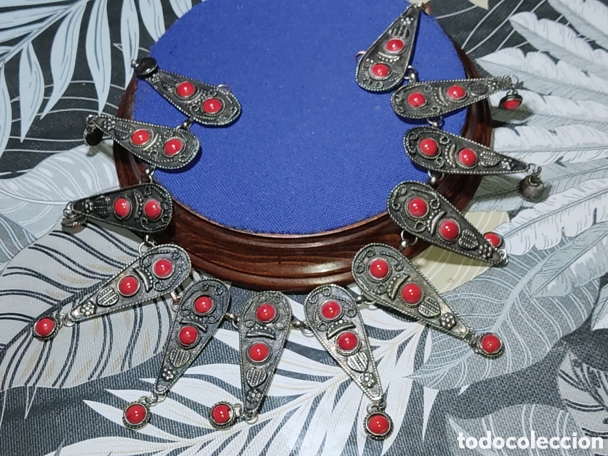 Joyeria: Antigua gargantilla Bereber,con filigrana y Coral o cristal rojo.
