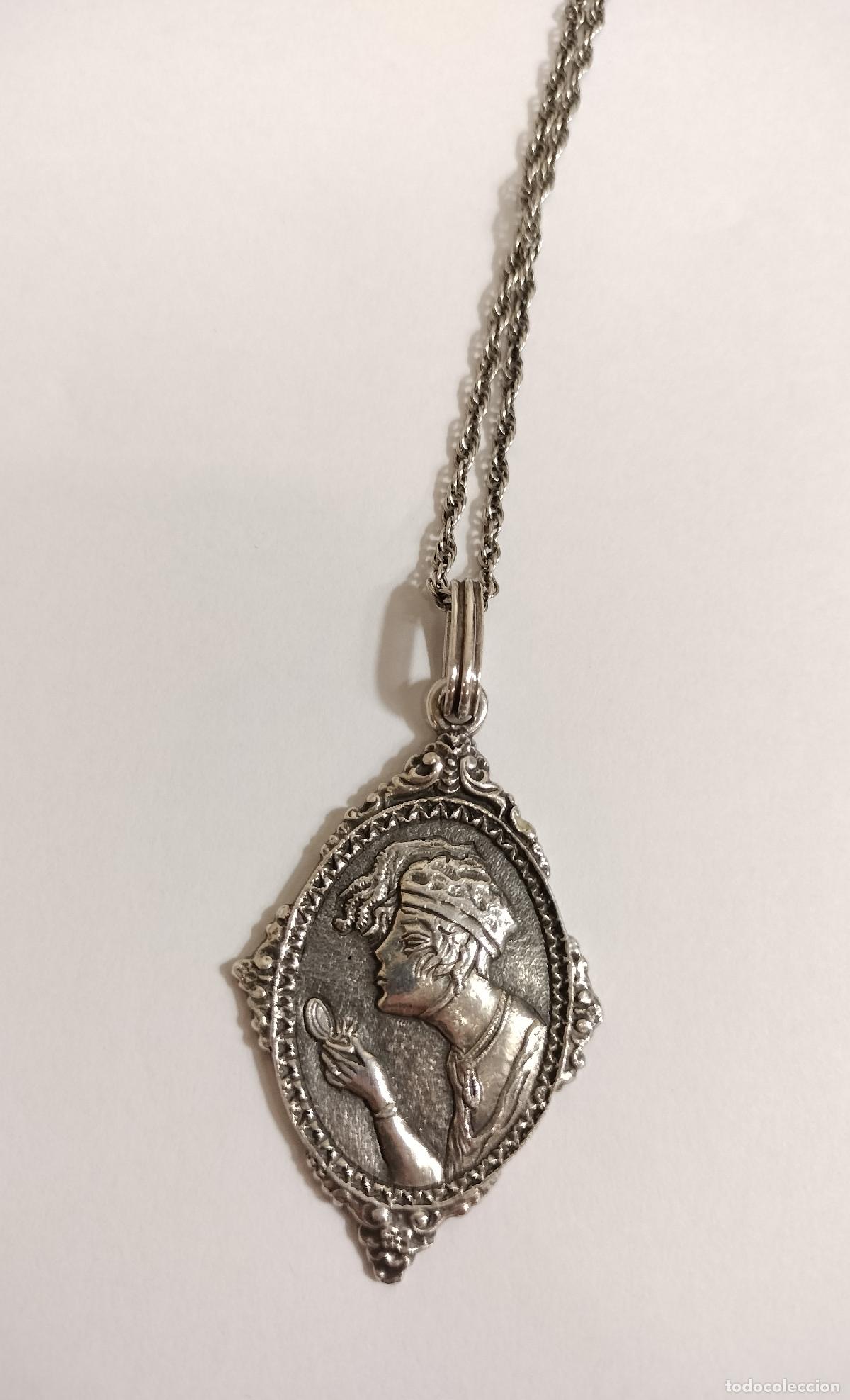 Joyeria: COLGANTE CON MEDALLA DE ESTILO ART D&Eacute;CO. J. ROCA. PLATA. ESPA&Ntilde;A. PRIMERA MITAD DEL SIGLO XX.