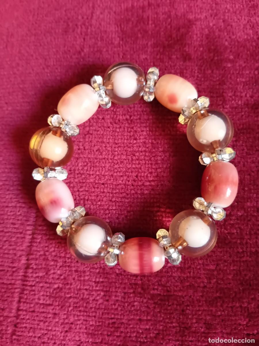 Joyeria: Pulsera de cuentas de cristal y adornos entre medias de pl&aacute;stico d&eacute;cada de los 80