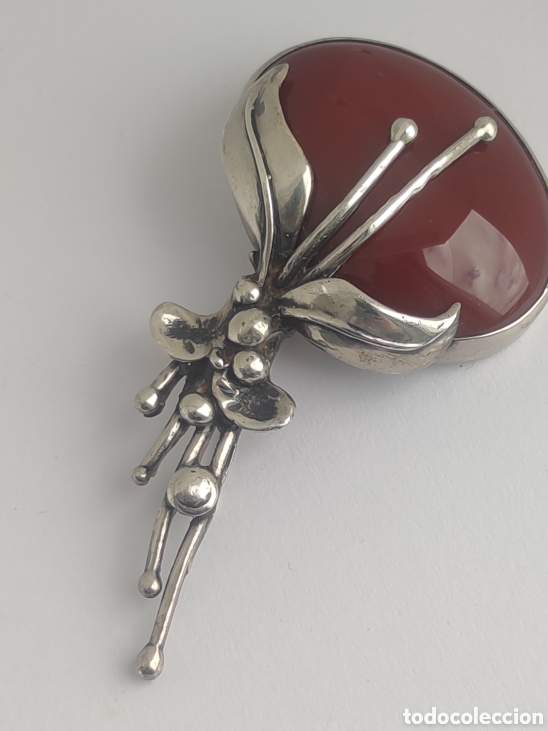 Joyeria: Broche solapa, plata, cornalina.