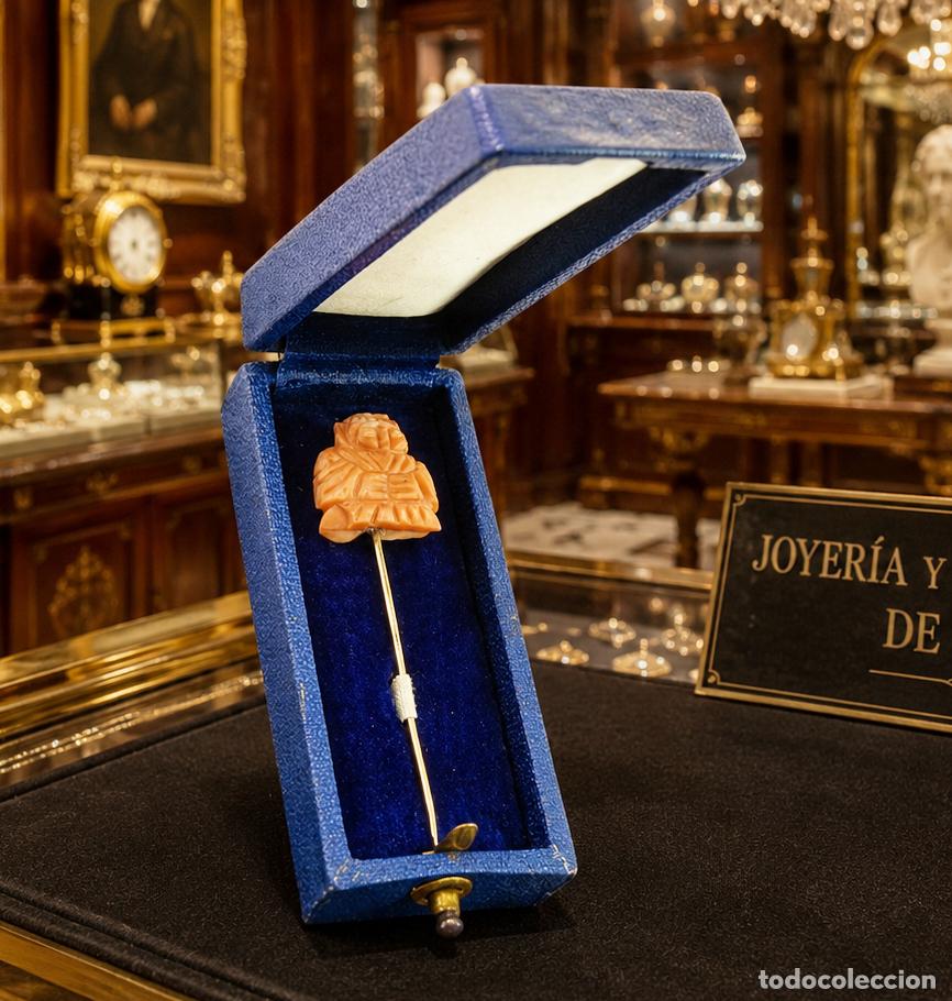 Joaillerie: ORO LEY 18 KTS Y CORAL&middot; BUDA TALLADO GENU&Iacute;NO CORAL NATURAL ANTIGUO Y ALFILER DE ORO 750 Y SU ESTUCHE