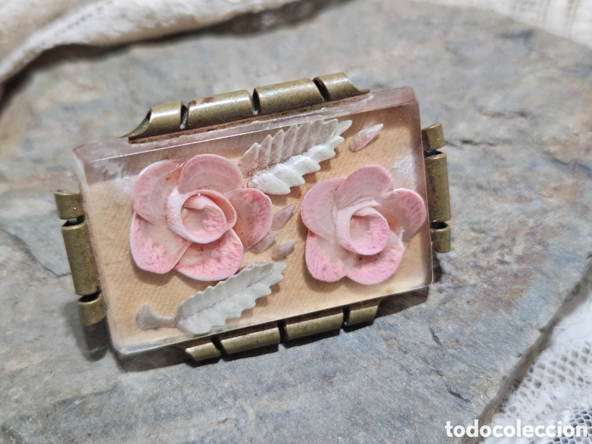 Joyeria: Broche antiguo celuloide tallado y pintado en interior