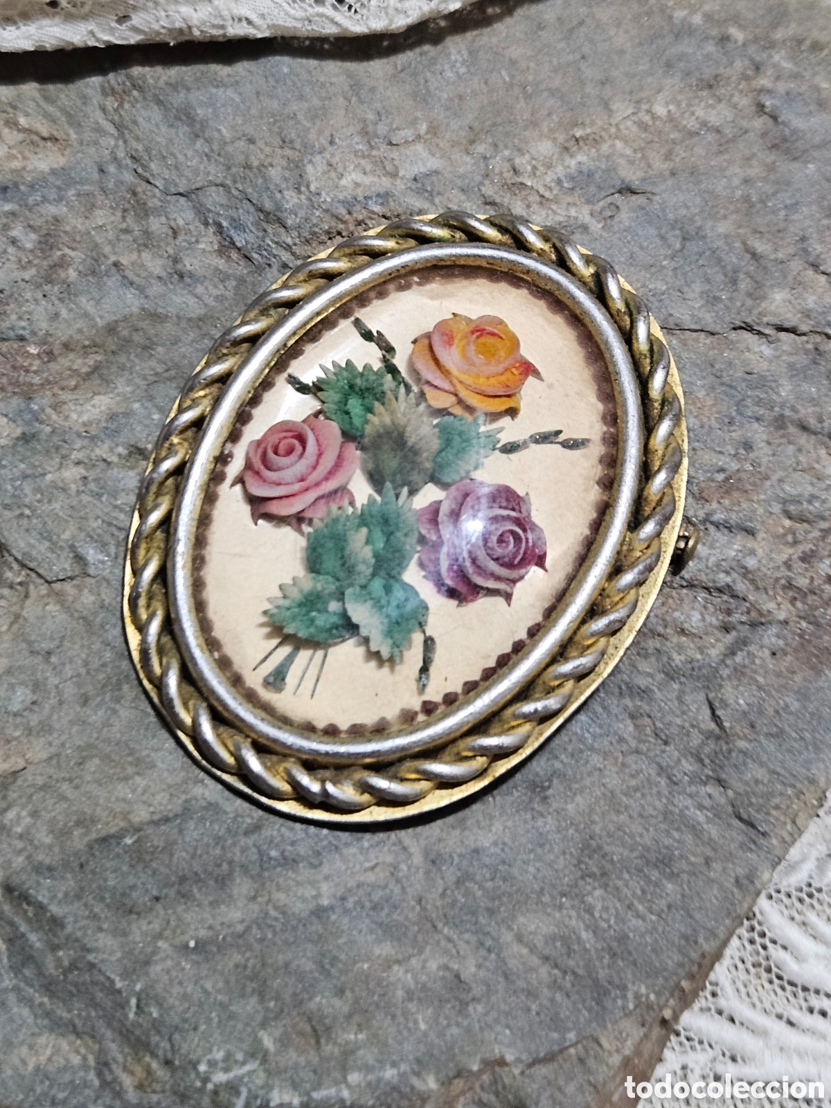 Joyeria: Antiguo broche tallado y pintado