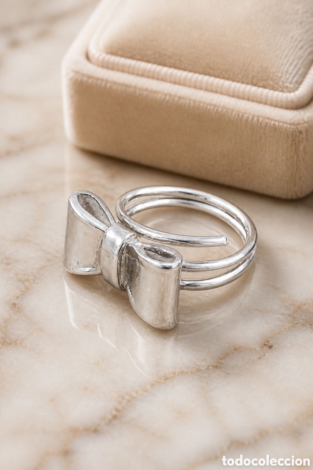 Joyeria: BONITO ANILLO ELABORADO EN PLATA EN FORMA DE LAZO
