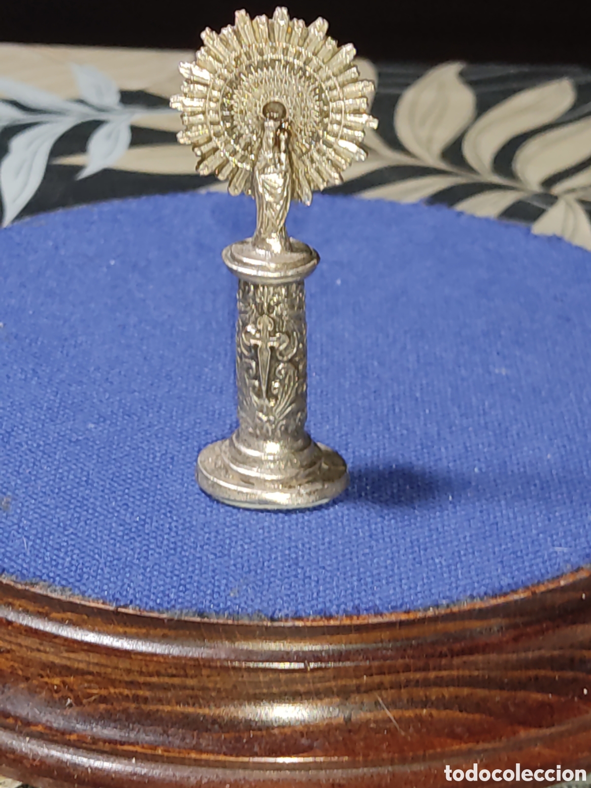 Joyeria: Peque&ntilde;a Virgen del Pilar de metal repujado para pegar en el salpicadero. *A*