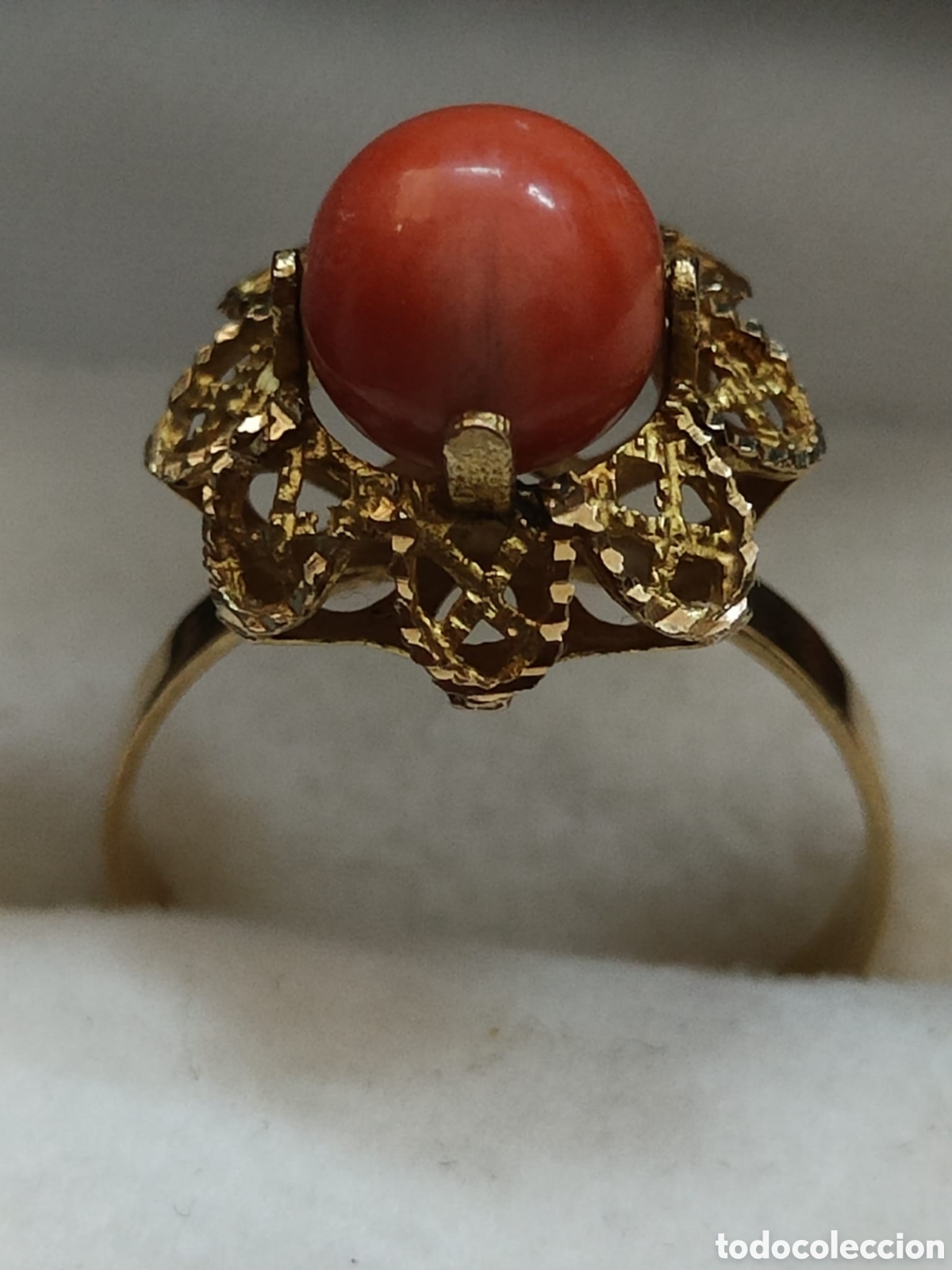 Joyeria: Anillo de oro 18k y coral natural