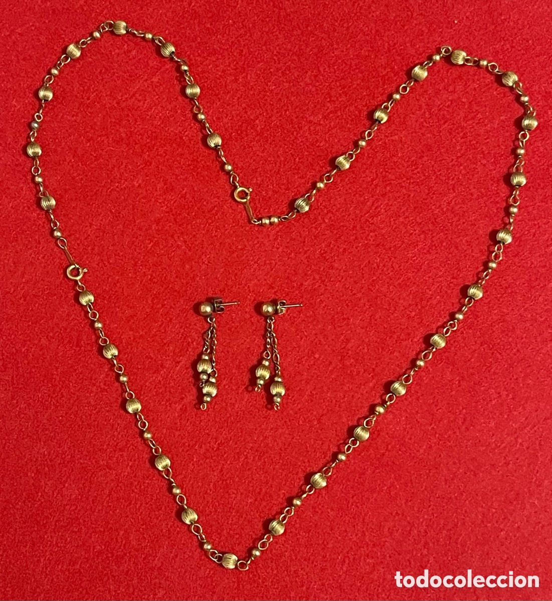Joyeria: Bell&iacute;simo conjunto de pendientes y collar, chapados en oro de 14 kilates.