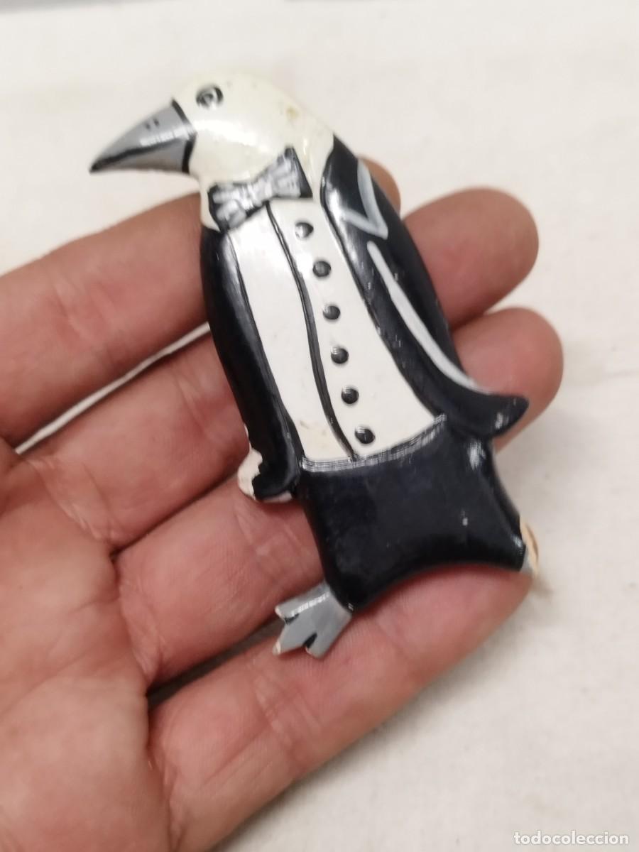 Joyeria: Antiguo broche de un ping&uuml;ino con frac, en madera tallada. Le falta un pie.