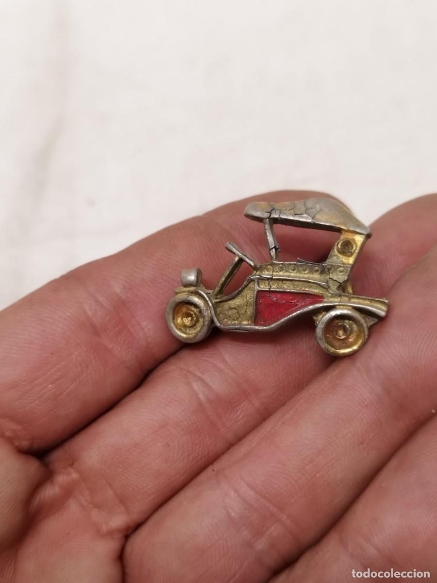 Joyeria: Antiguo broche de un coche cl&aacute;sico del siglo XIX.