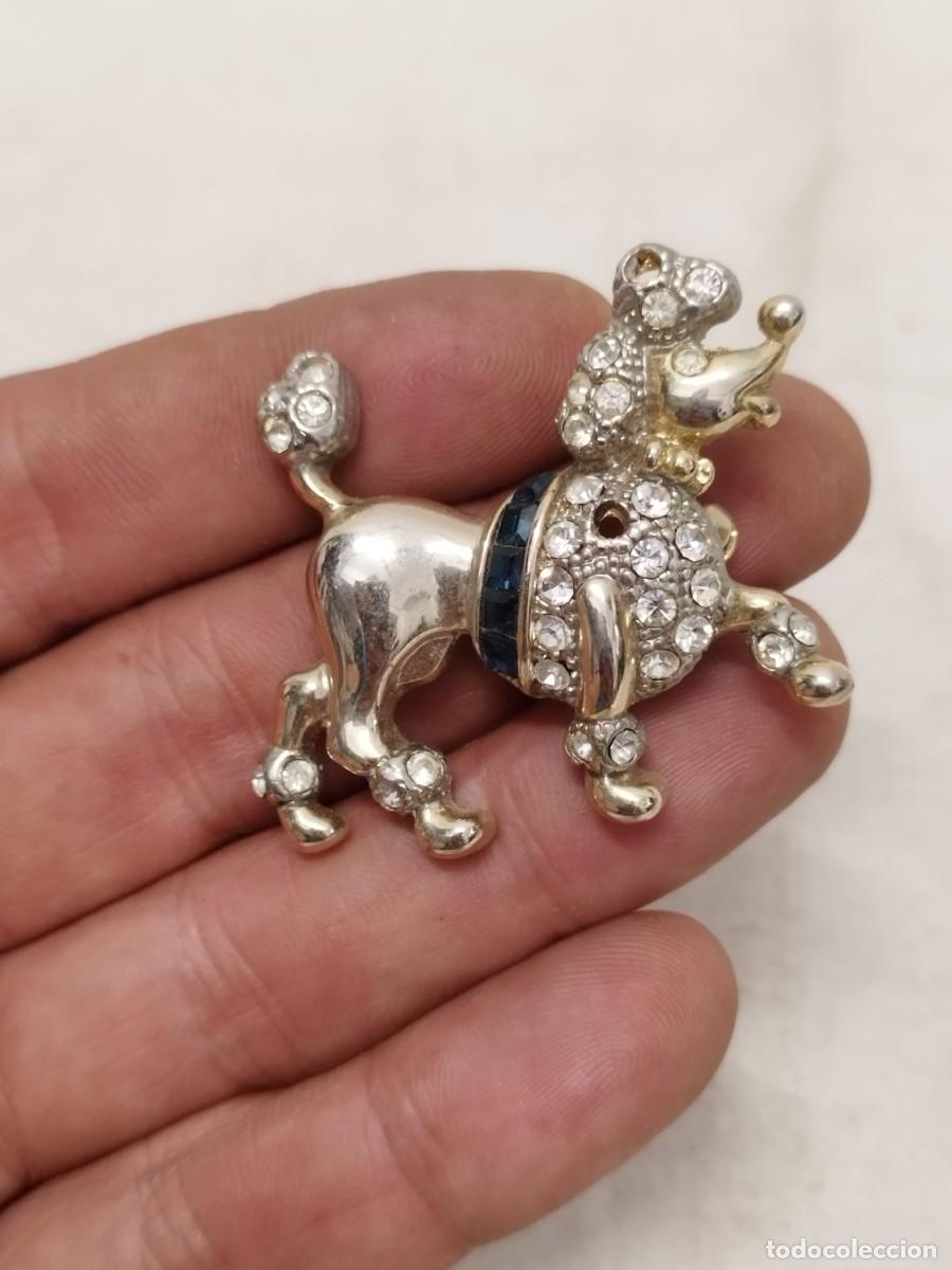 Joyeria: Antiguo broche de un perro caniche de metal plateado a identificar.