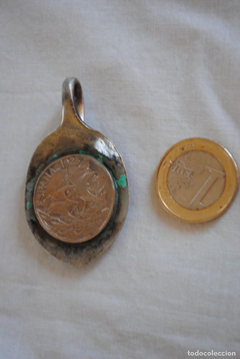 Joyeria: COLGANTE METALICO CON MONEDA ANTIGUA 1925
