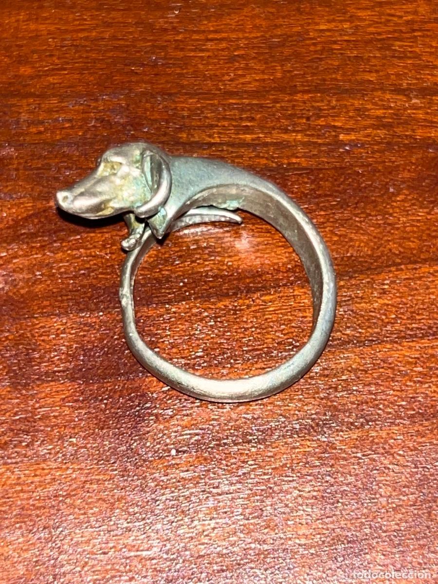 Joyeria: Curioso anillo realizado en metal plateado. Representado cabeza de perro: Setter o Coker. S.XX.