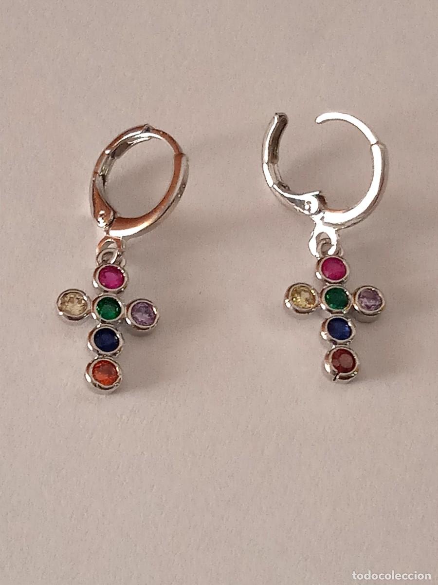 Joyeria: PENDIENTE COLGANTE CRUZ CON PIEDRAS ZIRCONITAS COLORES.