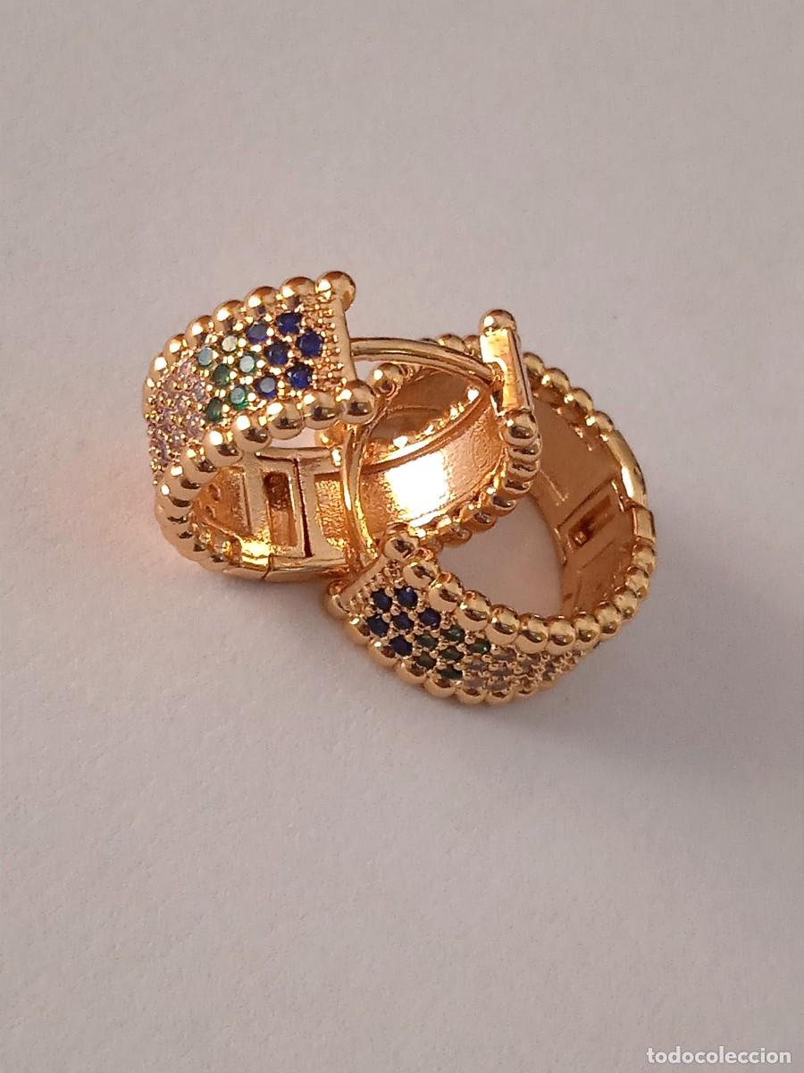 Joyeria: PENDIENTE CON PIEDRAS ZIRCONITAS COLORES.