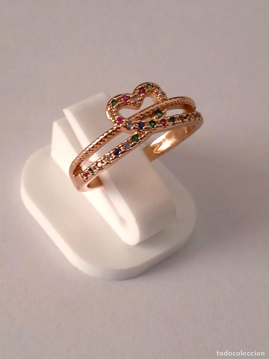 Joyeria: ANILLO SORTIJA CON PIEDRAS ZIRCONITAS COLORES.