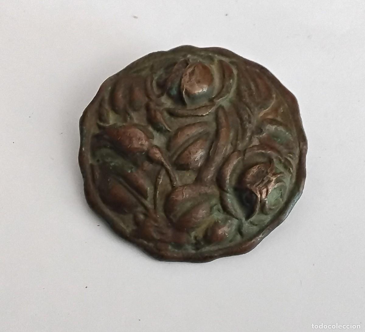 Joyeria: Broche de estilo Art Nouveau de alrededor de 1900, de bronce. Di&aacute;metro: 4,5 cm.