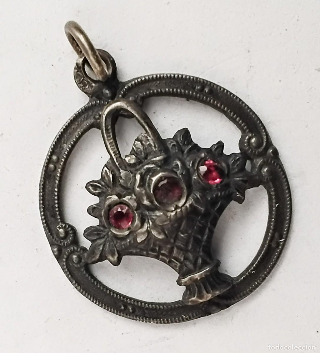 Joyeria: Colgante de plata de ley 800 con piedras de colores, hacia 1900