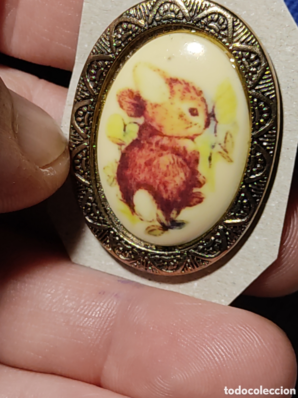 Joyeria: Broche repujado con conejito de porcelana.Vintage.