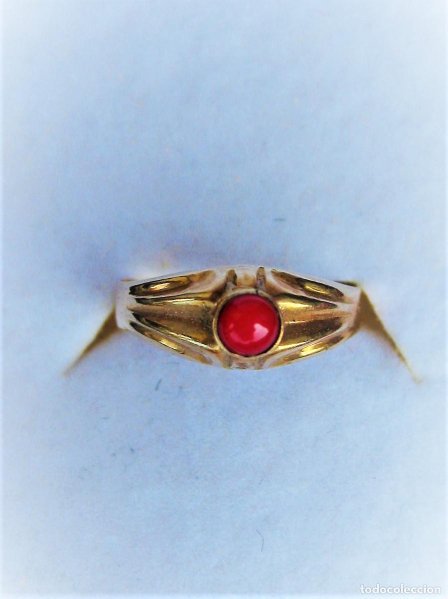 Joyeria: ANILLO INFANTIL DE ORO DE 18 KLTS. CON PIEDRA SEMIPRECIOSA ROJO CORAL- SIN ESTRENAR