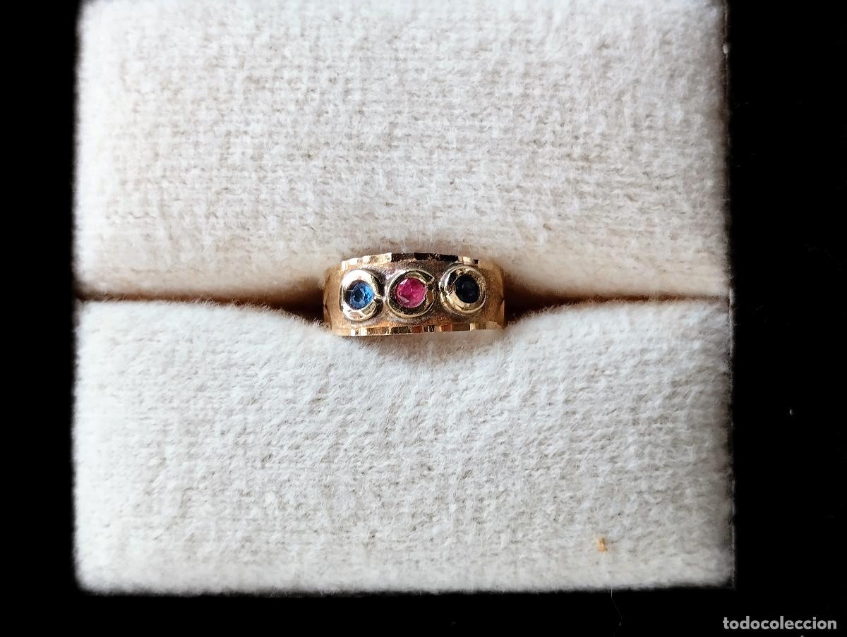 Joyeria: ANILLO DE ORO DE 18 KLTS. INFANTIL O PARA COLGAR DE CADENA - CON PIEDRAS SEMIPRECIOSAS AZULES Y ROJA