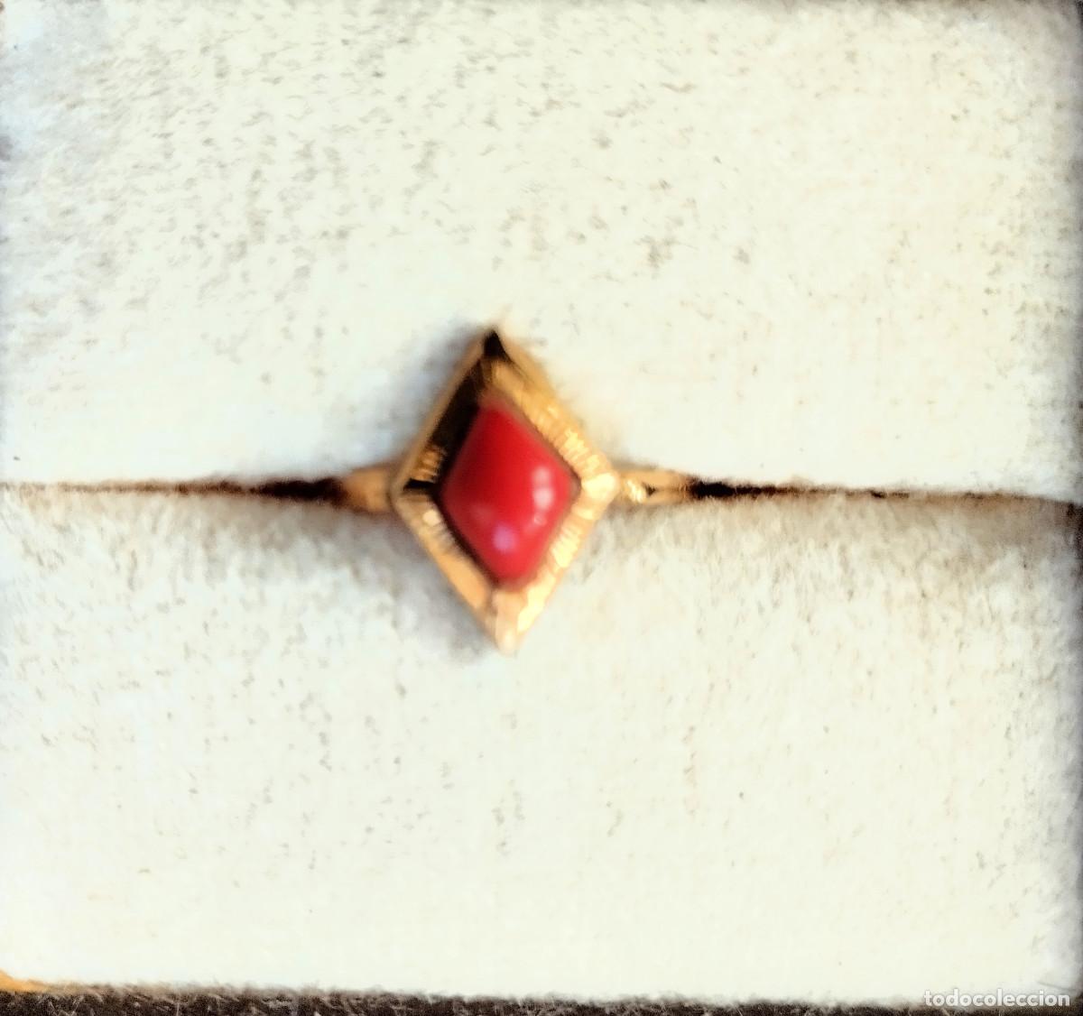 Joyeria: ANILLO DE ORO DE 18 KLTS. CON ROJO CORAL- INFANTIL O PARA COLGAR DE CADENA - SIN ESTRENAR-