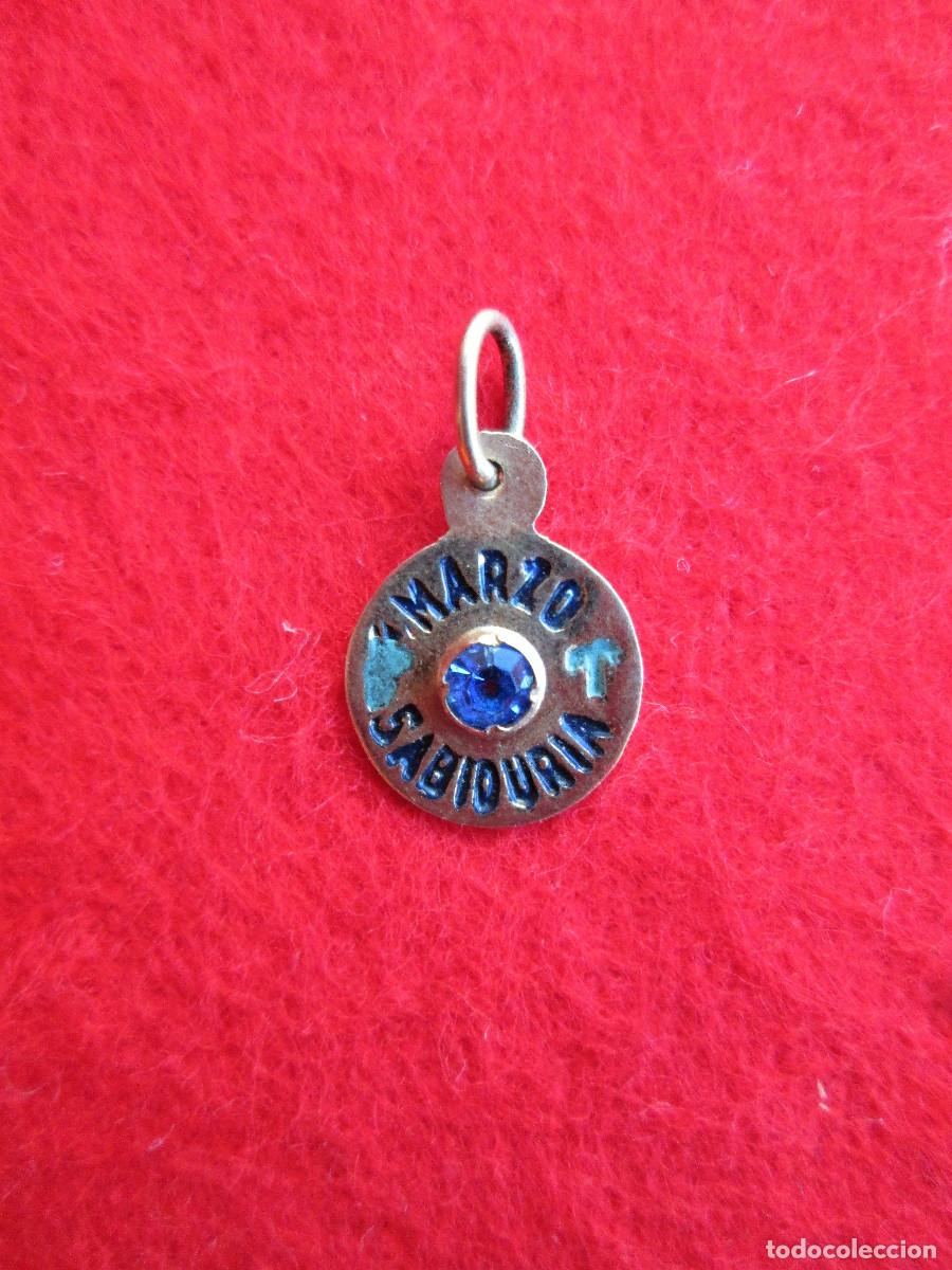 Jewelry: COLGANTE DE ORO DE 18 KLTS. CON PIEDRA SEMIPRECIOSA AZUL - MEDALLA DE MARZO - SABIDURIA