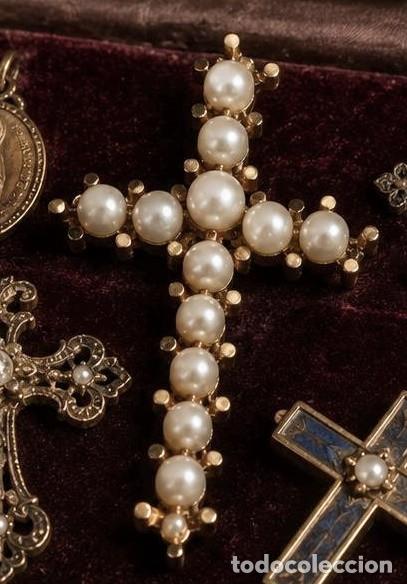 Joyeria: ORO LEY 18K &middot; IMPECABLE CRUZ COLGANTE VINTAGE DE 3.6 CM CON PERLITAS NATURALES. PESO: 3.0 GRAMOS