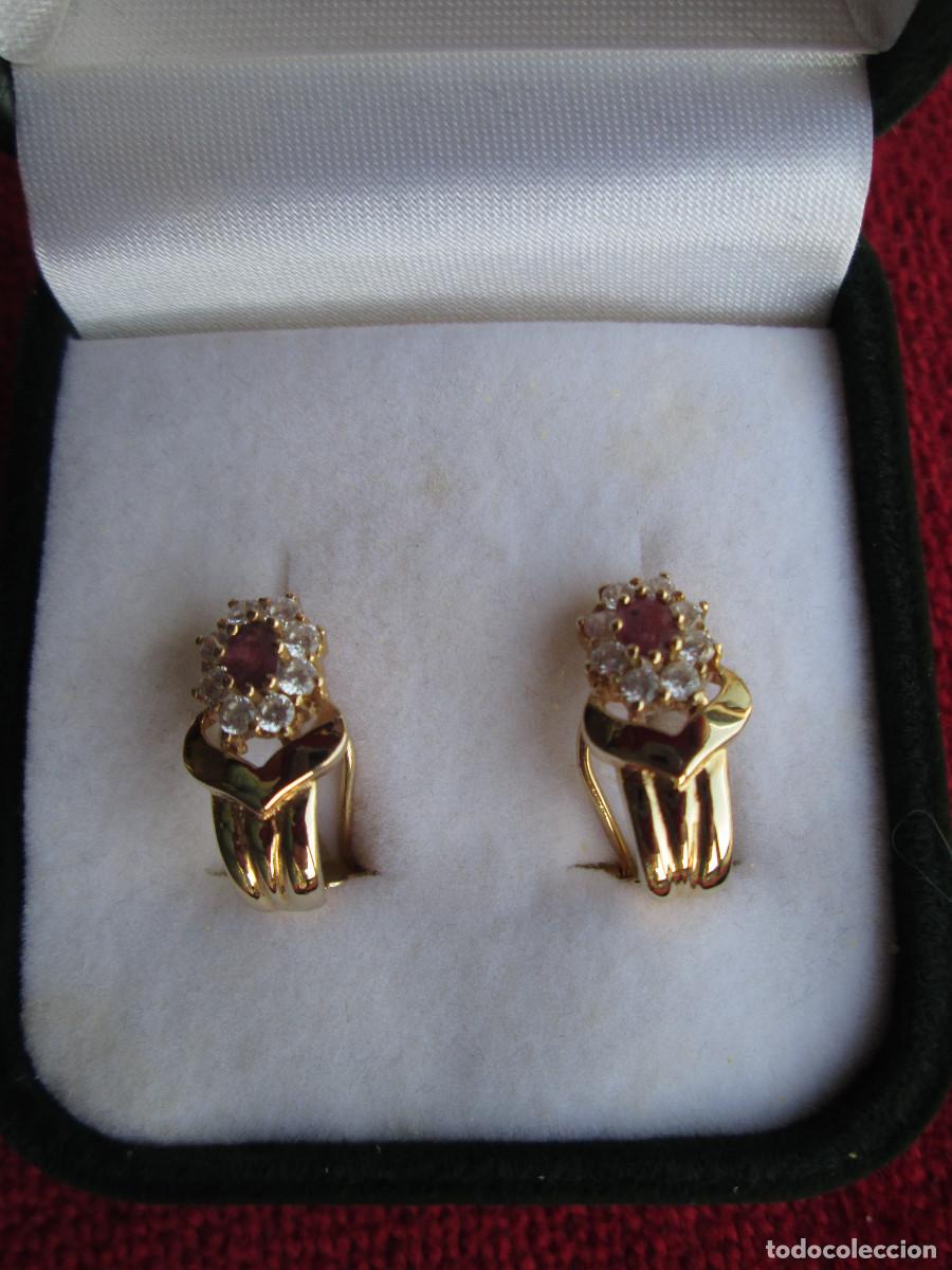 Joalharia: PENDIENTES DE ORO DE 18 KLTS. CON CIRCONITAS Y PIEDRA SEMIPRECIOSA ROJA - CIERRE DE CLIP - SIN ESTRE