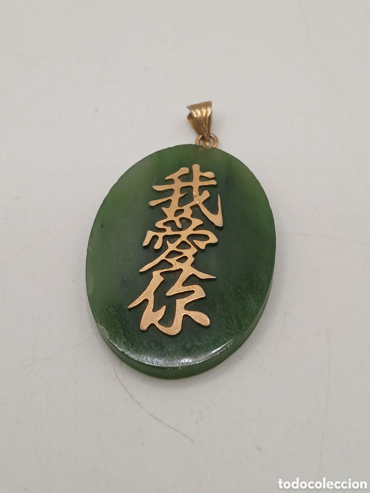 Joyeria: Colgante jade verde y lat&oacute;n dorado