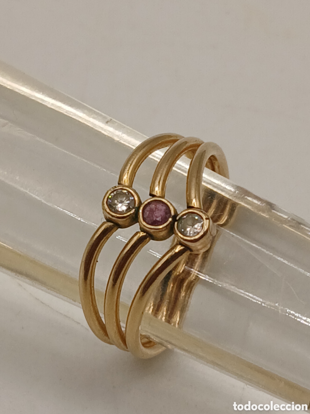 Joyeria: Antiguo anillo laminado oro rub&iacute; y cuarzo blanco