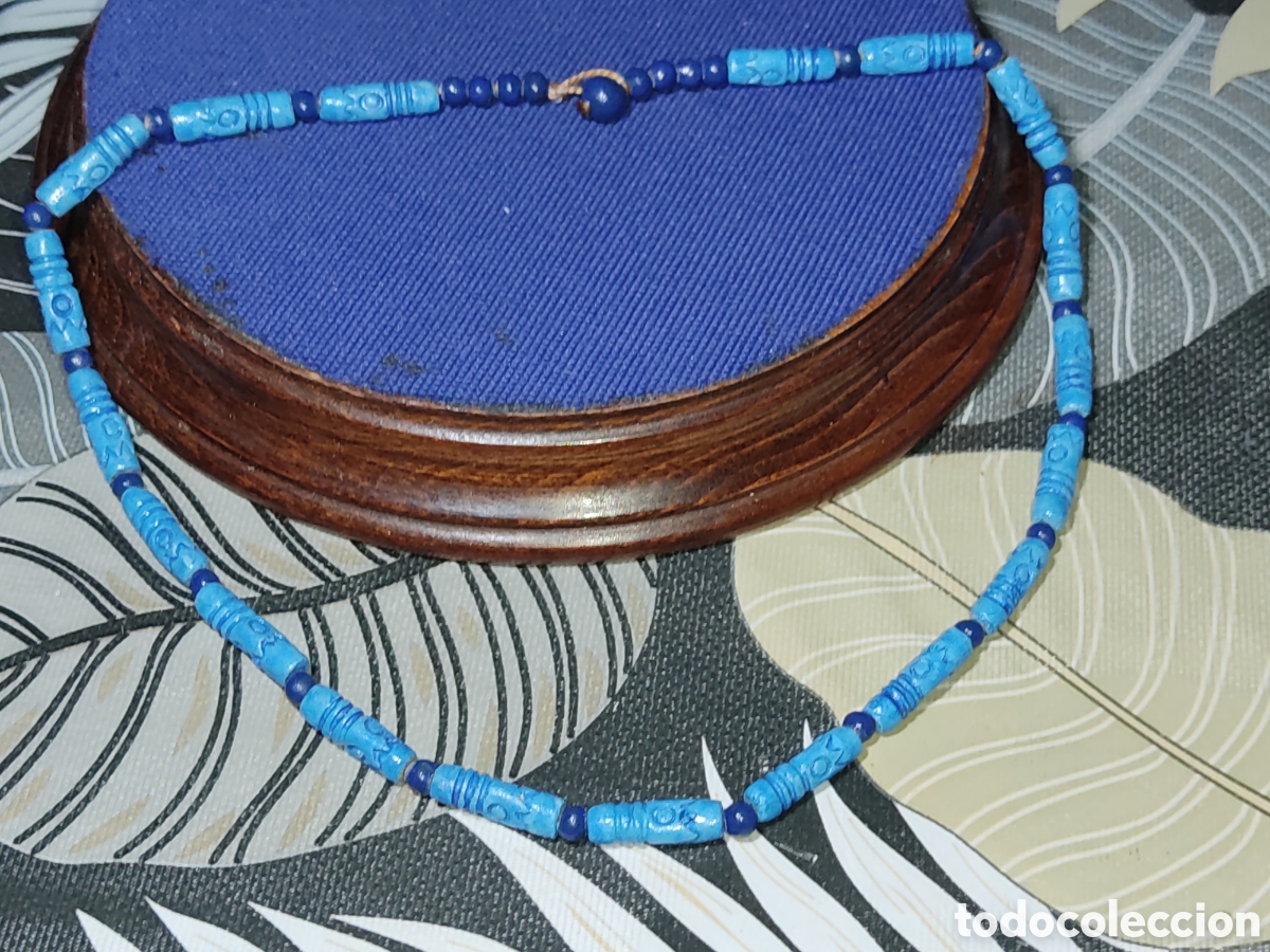 Joyeria: Collar de hueso tallado y tintado en azul cielo.Vintage.