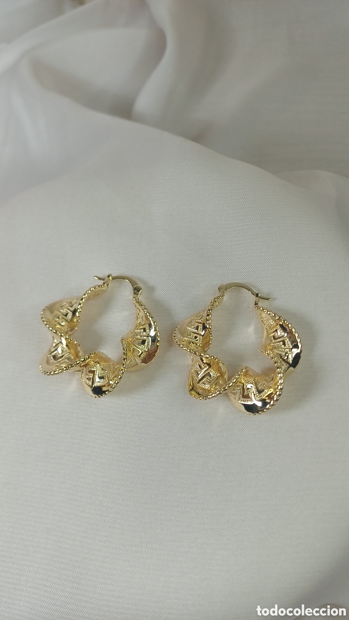 Schmuck: Pendientes chapados en oro 18K de aro con dise&ntilde;o trenzado geom&eacute;trico