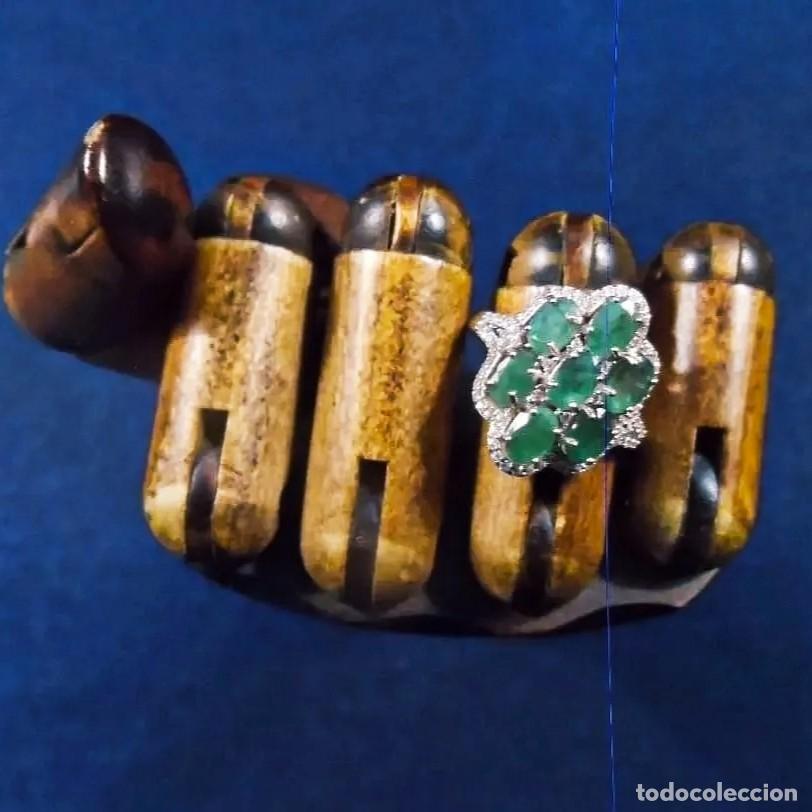 Schmuck: ANILLO DE PLATA CON ORLA DE CIRCONITAS CON ESMERALDAS OVALES. PLATA DE LEY